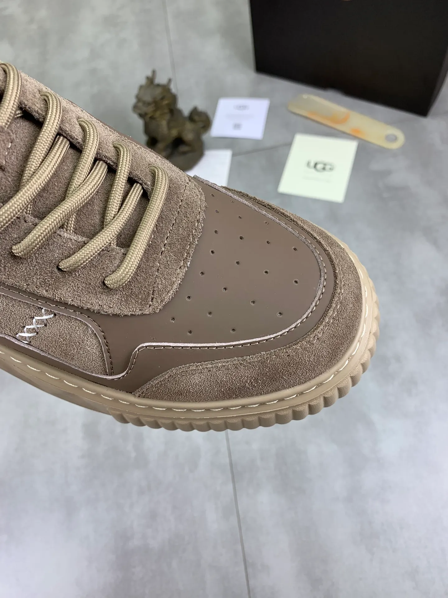 Men's shoes 💰P640 [New style] 💰 🆘 "Real wool" [UGG] 👉The popular men's shoes are synchronized with the official website 🔰The quality of the genuine products [satisfied] is not comparable to the imitations in the general market 🌀The upper is imported Italian frosted cowhide, and the lining is: foot pad 🅰️ grade 🐑Real wool👻Only Grade A can show the effect The hand feels smooth and delicate 🔱The shoe shape is grand, only genuine manufacturers can do it 🎄The perfect toughness of the original outsole 👻⬛️ can allow customers to bid farewell to one-time consumption. Real wool lining, super warm. Brown and gray available. Size: 39-44